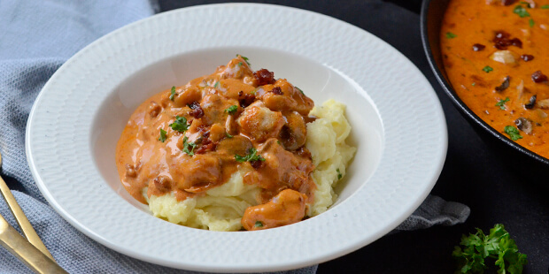 Kartoffelmosen er den perfekte makker til sovsen og de lækre grøntsager.