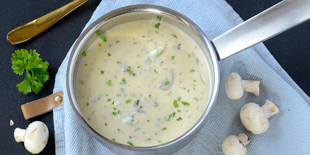 Super cremet champignonsovs, der gør en helstegt mørbrad ekstra lækker