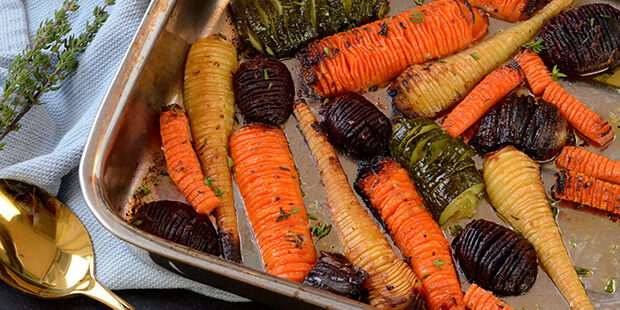 Gulerødder, rødbeder, persillerødder og løg er rigtig lækre når man bager dem som hasselback kartofler.