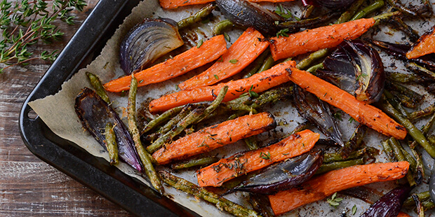 Grønne bønner, gulerødder og rødløg i skøn forening