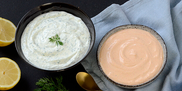 De to nemme dressinger til skaldyr, der begge er lavet med creme fraiche og mayonnaise.