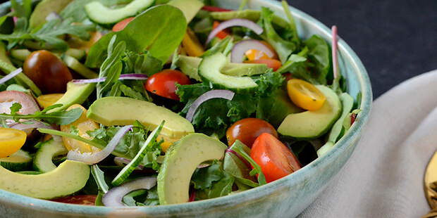 Avocado giver salaten et cremet twist, der er super lækkert.