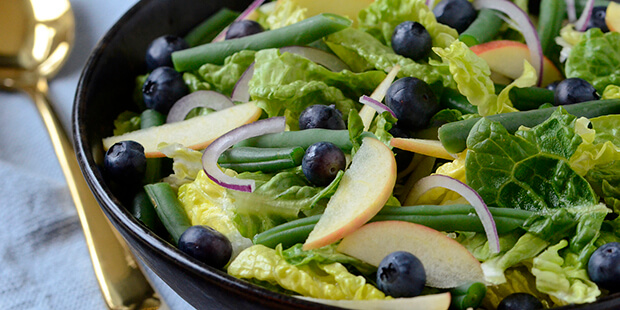 Friske æbler og blåbær gør salaten frisk og velegnet at servere til flødekartofler