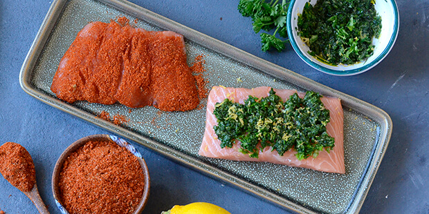 Kom halvdelen af krydderurterne på inden bagning og halvdelen efter.