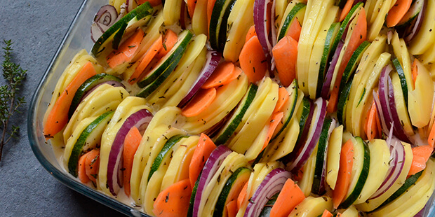 Her er kartoflerne stablet sidelæns og klar til ovnen.