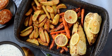 De lækre ovnbagte grøntsager er klar til at blive serveret som tilbehør til fiskefrikadeller