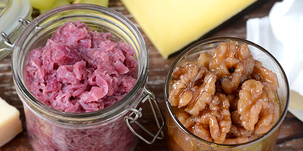 Osten smager endnu bedre i selskab med løgkompotten og syltede nødder