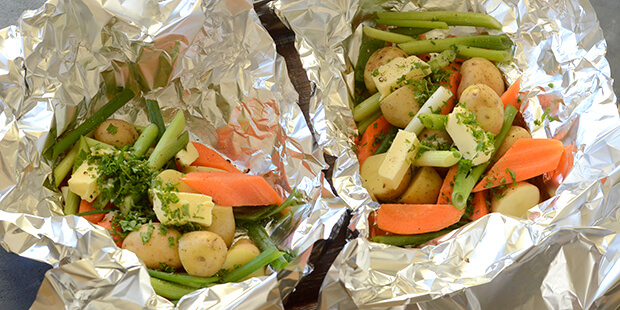 Smør, krydderurter og hvidløg får kartofler og grøntsager til at smage helt fantastisk