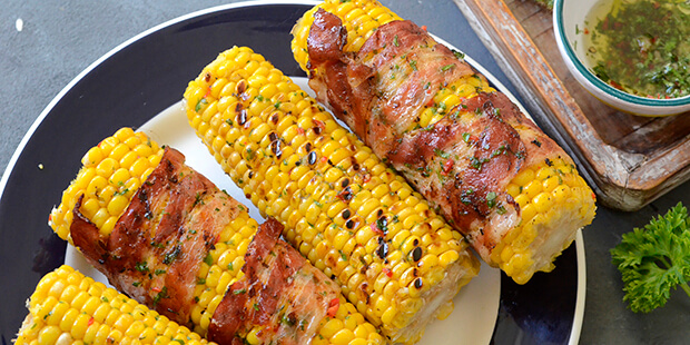 Majskolberne kan laves både med og uden bacon og får masser af smag fra krydderolien.