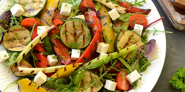 Sommersalaten med grillede squash, forårsløg og peberfrugt og cremet feta er vel nok verdens bedste salat