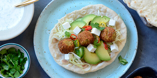 Køb eller lav gerne nogle lækre fladbrød eller pitabrød og server til.