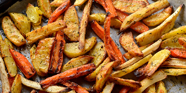 Majsstivelsen giver en god sprød coating på kartoflerne og rodfrugterne.