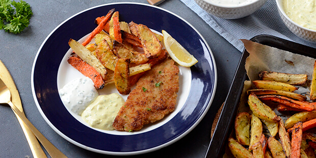 Server med sprødstegte panerede rødspættefileter for en lækker aftensmad.