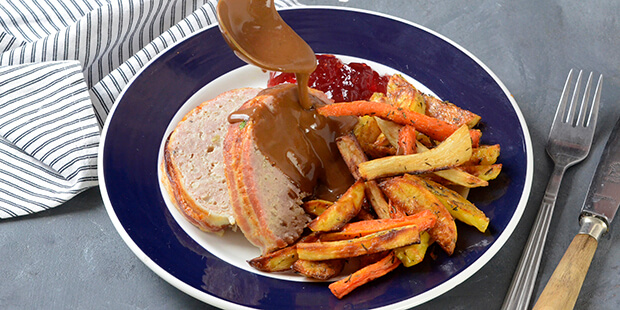 Den brune sovs har den perfekte konsistens og smag og rodfrugterne er mega lækre.