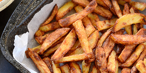 De ovnbagte pommes frites bliver ekstra sprøde med den specielle fremgangsmåde.