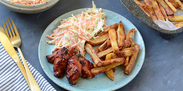 Den cremede coleslaw passer perfekt til en gang barbecue-hotwings.