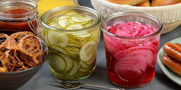 Syltede rødløg, agurkesalat og ristede løg - så er scenen sat til en lækker hotdog buffet.
