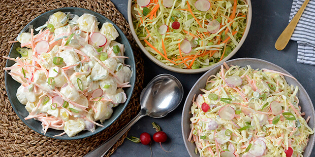 Grillpølserne får godt selskab af disse salater - vælg selv, om du vil vælte dressing og salat sammen.