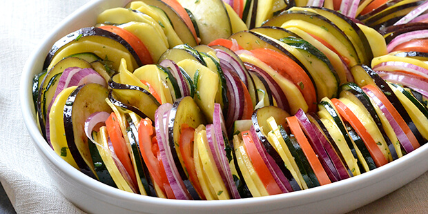 Her er grøntsagerne vendt i hvidløg, rosmarin og olie og klar til ovnen.