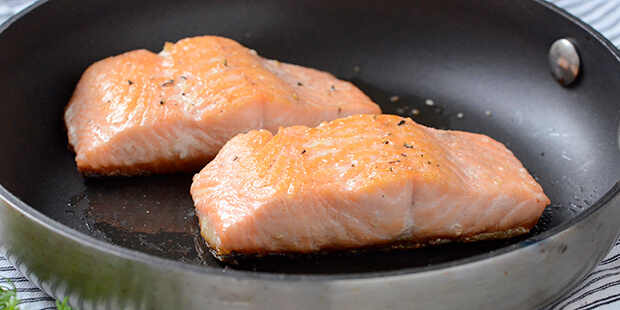 Steg laksen på panden enten med eller uden skind.