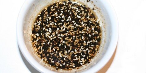 Den mørke sesamdressing.