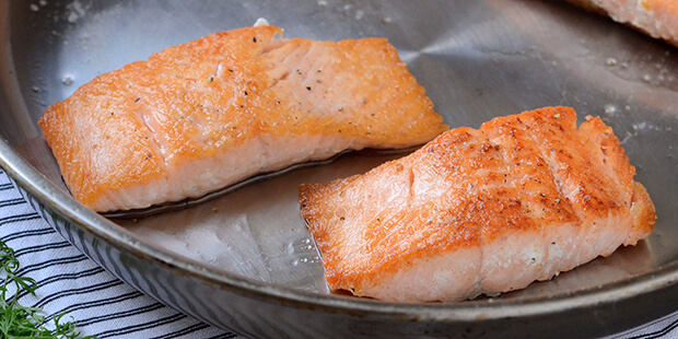 Stegningen går super hurtig og bevarer saften i fisken.