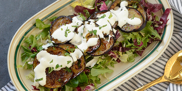 De pandestegte auberginer er et godt udgangspunkt for en lækker salat
