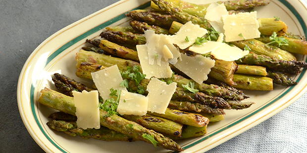 Parmesan passer super godt til asparges og kan sagtens drysses over efter stegning