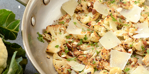 Det lækre drys af sprøde mandler og flager af parmesan gør det ekstra lækkert