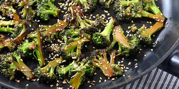 Den asiatisk inspirerede lynstegte broccoli med sojasauce, sesam og ingefær.