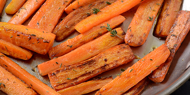 Et diskret drys timian eller rosmarin passer rigtig godt til de søde rødder.