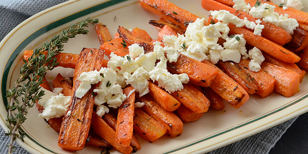 Et lille drys smuldret feta er prikken over i'et på de stegte gulerødder