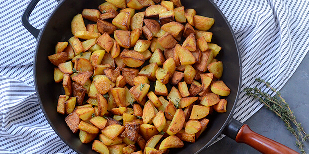 ru jeg er sulten Skrøbelig Råstegte kartofler på panden - perfekt sprøde
