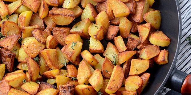 Kartoffelstykkerne steges på panden i en blanding af smør og olie, der giver det bedste resultat.