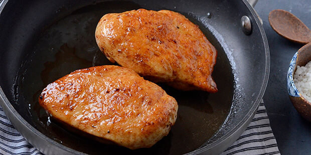Overøs med smør under stegningen for at få en god smag på kyllingen.