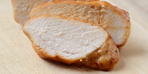 Glem alt om tør kylling - her bliver kyllingebrysterne super saftige og møre.