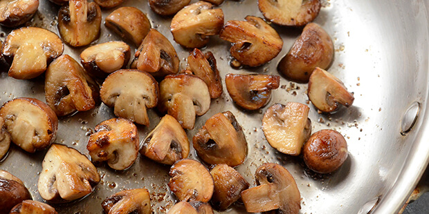 Svampene ristes på panden, til de bliver dejligt karamelliserede.