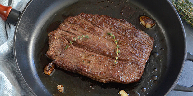 Flanksteak på panden - sådan du den perfekt