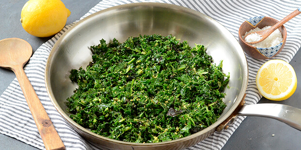 Lidt citronsaft og godt med salt giver kålen et dejligt pift.