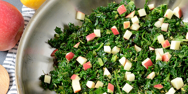 Friske tern af æble gør sig godt i selskab med den lynstegte grønkål