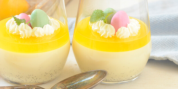 Flødeskum kan pynte desserten så det virker som en lille rede for påskeæggene