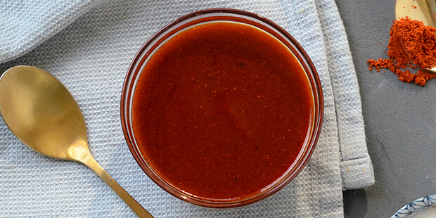 Den hjemmelavede BBQ-marinade giver lige præcis den smag og karamellisering man vil have på sine spareribs.