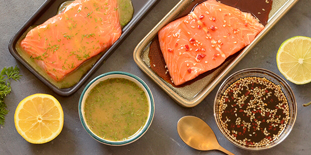 Hæld marinaderne over og sæt laksen til marinering i køleskabet.