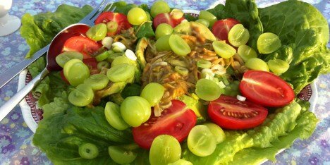 En flot og farverig salat.