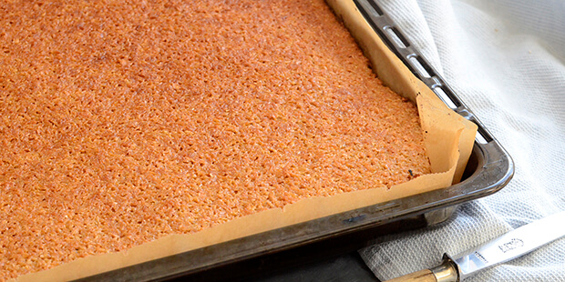 Du kan bage kagen i både en stor og lille bradepande