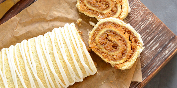 Luftig rouladebund, der snor sig om lækkert kokosfyld.