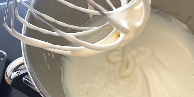 Æg og sukker skal piskes til en tyk og luftig masse