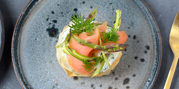 Røget laks, flødeost, asparges og sprød butterdej er bare en lækker kombination.