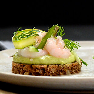 Den lækre forret med rejer er her lavet med rugbrødschips i stedet for butterdej