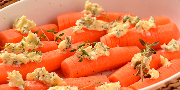 Smør, honning, citronsaft og timian giver masser af smag til rødderne.